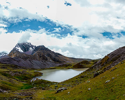 El imponente nevado Ausangate y visita de hermosos lagos resplandecientes con características especiales.