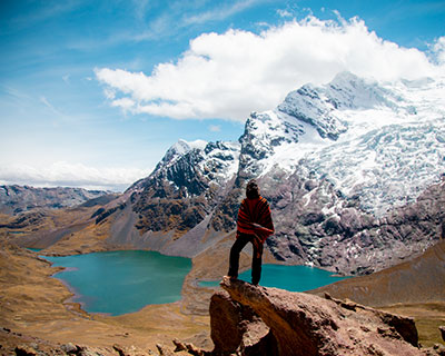 La impresionante Apu Ausangate y tomar fotos de sus hermosas lagunas color turquesa.