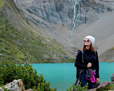 La impresionante Laguna Humantay. Este hermoso cuerpo de agua color turquesa se origina de las mismas nieves que cubren la montaña.
