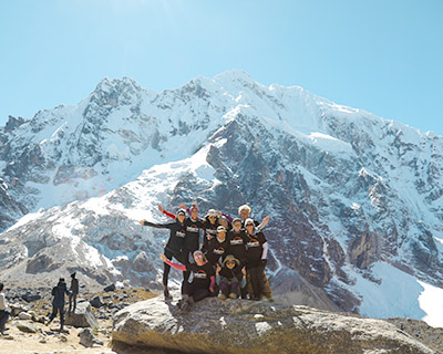 El impresionante Paso Salkantay a 4630 m / 15 190 pies. Pasará un tiempo en el paso para tomar algunas fotos memorables y disfrutar del fantástico paisaje.