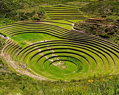 El impresionante sitio arqueológico de Moray (3,385 m / 11,106 ft) formado por una serie de terrazas circulares gigantes