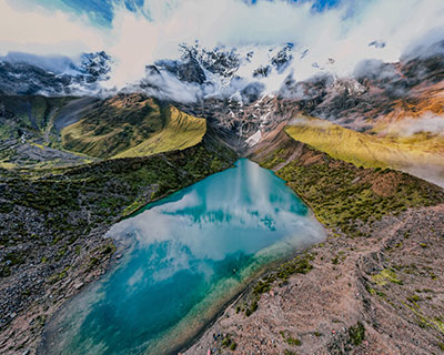 Increíble y Hermoso Lago Humantay en un día caluroso.