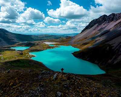 Junto a una de las hermosas y místicas lagunas del lugar (Qomercocha, Orco Otorongo o China Otorongo)