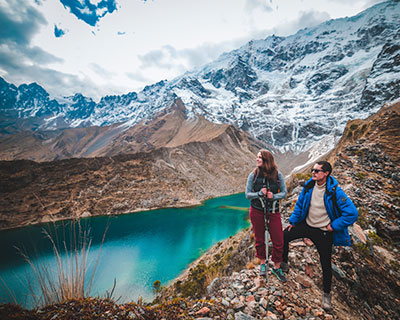 Laguna Humantay. Sus aguas color esmeralda y la imponente presencia del glaciar más blanco que el blanco se unen en deslumbrante armonía.