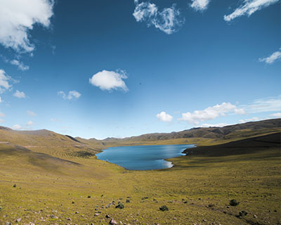 Foto panorámica de la laguna Qoricocha (Qoriqocha)