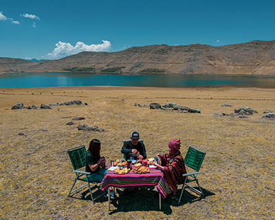 Laguna Qoricocha. Esta espectacular ubicación es el lugar perfecto para disfrutar de un delicioso almuerzo.