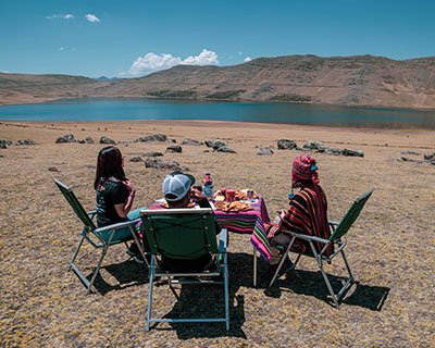 Laguna Qoricocha (Lago Dorado). El paisaje del lago es bastante árido porque toda el área es una puna alta entre las montañas