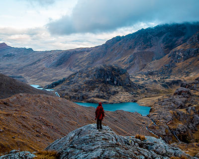Lago Yanacocha. ¡Estarás al pie de la poderosa montaña Ausangate!