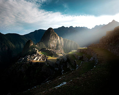 La luz dorada del sol va cubriendo poco a poco todos los rincones de Machu Picchu.