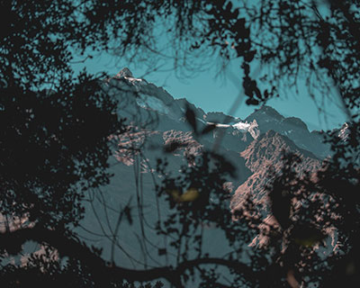 Maravillosas e impresionantes montañas que te dan la bienvenida mientras nos adentramos en el bosque nuboso.