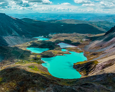 El mirador de Ninaparayoc: lagunas, Patacocha, Otorongococha y Azulcocha, donde tendremos la oportunidad de dejar que la belleza y el poder de la naturaleza haga su magia sobre nosotros y tomar algunas fotografías.