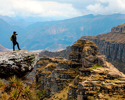 El mirador de Waqrapukara, podrás descansar un poco y tomar tus primeras fotos de la impresionante fortaleza.