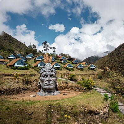 Vista de los lujosos domos de cristal de Mountain Sky View camp en el valle de Collpapampa, rodeados de vegetación tropical y montañas.