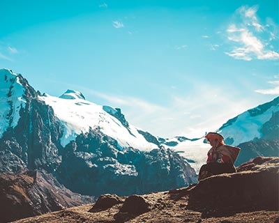 Mujer Andina en Medio de las Hermosas Montañas del Perú