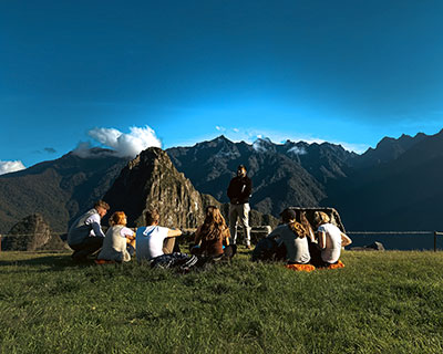 Nuestro guía lo llevará durante 2 horas por las áreas más significativas y luego tendrá tiempo libre para explorar Machu Picchu por su cuenta.