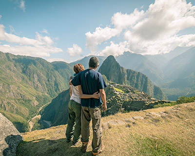 Pareja admirando la ciudadela de Machu Picchu, Maravilla del Mundo