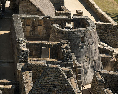 Paseando por la fortaleza Inca Machu Picchu y descubriendo sus secretos ocultos.