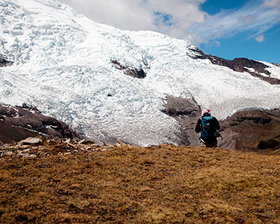 Paso Puka (4.870 m / 15.978 pies). Siente la impresionante presencia del Apu Ausangate y toma fotos de sus hermosas lagunas color turquesa.