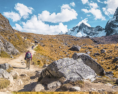 Llegada al paso Salkantay y admirar el increíble paisaje montañoso.
