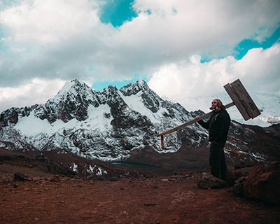 Paso Warmisaya (4.955 m / 16.257 pies). Desde allí, podrás ver, por primera vez y a lo lejos, los espectaculares colores y la imagen de ensueño de la Montaña Arco Iris conocida como Vinicunca.