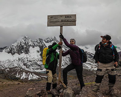 El paso Warmisaya (4985 m / 16 355 pies). Desde aquí, podrás apreciar la montaña sagrada de Ausangate y la Montaña Arcoíris.