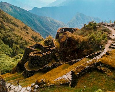 Sítio arqueológico de Phuyutamarca en el camino inca clásico