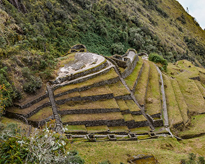 Sitio arqueologico de Phuyupatamarka Construcción inca en el Famoso Camino Inca