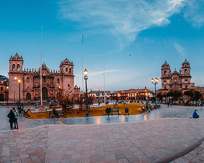 La Plaza de Armas Cusco, Catedral que guarda aproximadamente 300 pinturas de la famosa Escuela Cusqueña.