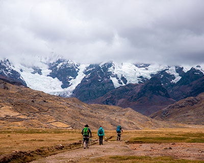 Primer día comienza en un llano mirando directamente al inmenso glaciar Ausangate (6.372 m / 20.905 pies).