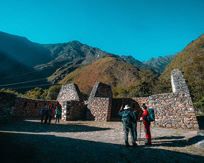 Llegaremos a nuestro primer sitio arqueológico inca en la caminata, Chachabamba.