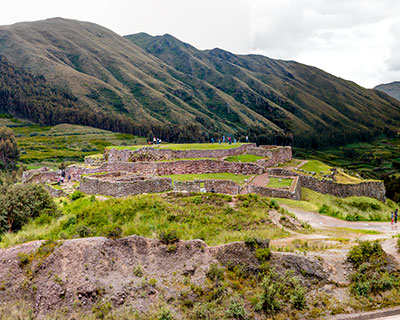 Puca Pucara. Este sitio es conocido como la fortaleza roja debido a los tintes rojizos que resultan de la gran cantidad de hierro en sus rocas.