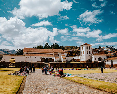 El pueblo de Chinchero. Aquí tendrá la oportunidad de visitar un hermoso templo colonial, mejor conocido por su pintura mural sobre la entrada (este templo fue construido sobre cimientos incas).