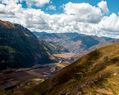 El pueblo de Lamay (2,941 m / 9,649 pies) en el Valle Sagrado de los Incas