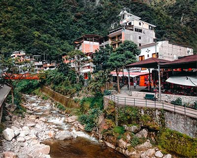 Pueblo de Machu Picchu, una ciudadela asombrosa que te transportará a tiempos ancestrales.