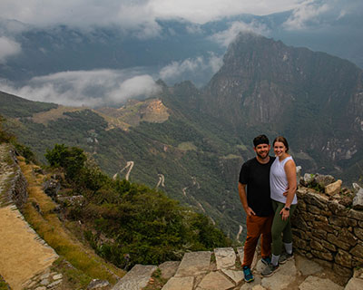 La Puerta del Sol, y verás la joya arqueológica que es Machu Picchu en medio de las montañas por primera vez a la distancia.