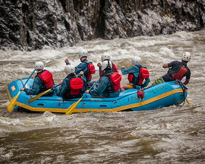 Rafting o Canotaje en el río Vilcanota en rápidos categoría III y III+.