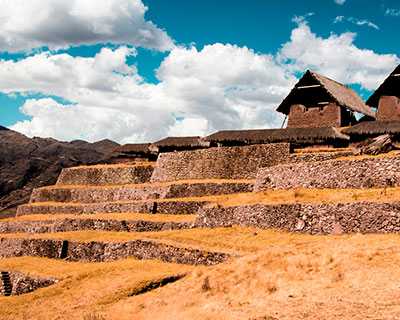 Recorriendo el singular complejo de Huchuy Qosqo y conociendo todos sus secretos.