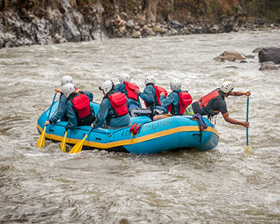 El río Vilcanota para un emocionante rafting en rápidos de categoría III y III+.