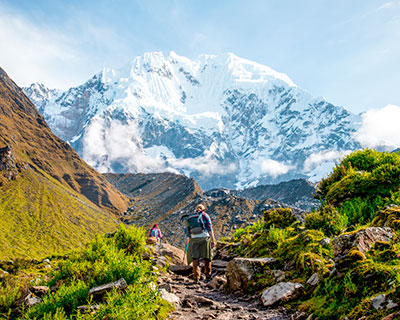 Salkantaypampa. Te encontrarás con el imponente montaña Salkantay que es considerado una de las principales deidades de toda la región y que también son conocidos como Apus.