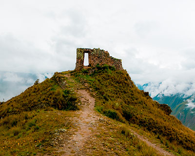 El sitio arqueológico Inti Punku o Puerta del Sol (3.900 m / 12.795 pies). espectaculares vistas del glaciar La Verónica (5.682 m / 18.642 pies) y el Valle Sagrado de los Incas