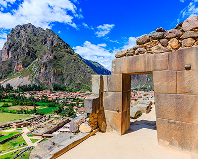 Sitio arqueológico Ollantaytambo. Sitio construido con rocas de granito rosa