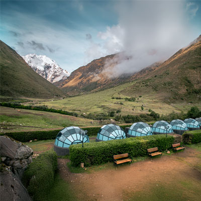 Vista de los domos Sky Camp en Soraypampa durante el Salkantay Trek a Machu Picchu.
