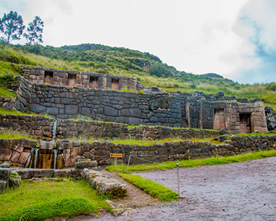 Tambomachay, un sitio arqueológico inca que cuenta con una serie de acueductos y canales con dos fuentes de agua.