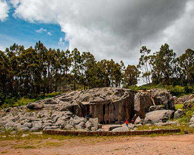 El templo de Qenqo, tallado en un solo bloque de piedra. Este templo tiene túneles hechos por el hombre