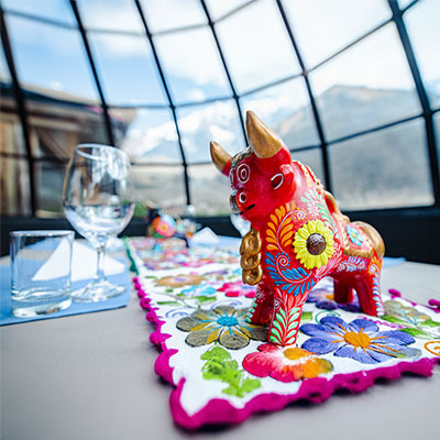 Cerámica tradicional de un Torito de Pucará en la mesa del comedor de Sky Camp durante el Salkantay Trek en Soraypampa.