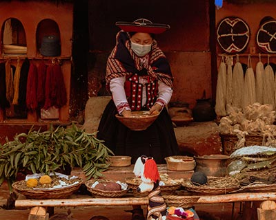 Mujer enseñando las tradiciones y técnicas textiles ancestrales de los pueblos andinos