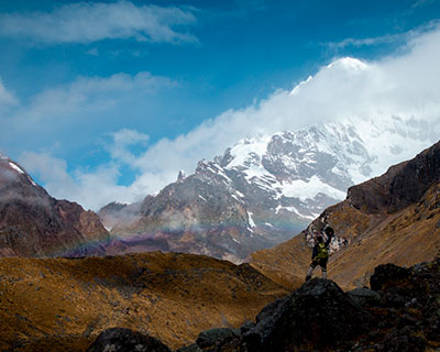 Turísta observando el hermoso paisaje que los Andes rurales tienen para ofrecer.