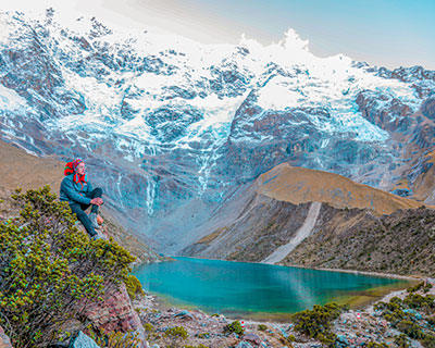Visitando la hermosa Laguna Humantay que se asienta como una joya en las montañas.