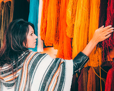Llegaremos a Pisac para visitar su colorido mercado y sitio arqueológico.