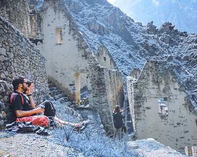 Visite el pueblo de Ollantaytambo para recorrer su único y extenso sitio arqueológico que alberga fuentes de agua, altas terrazas, templos y más.